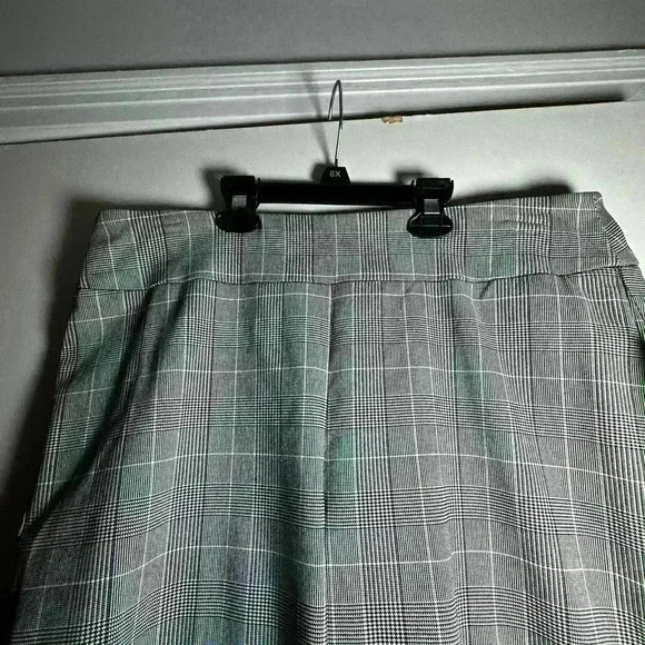 NWT Black And White Plaid Cropped Cigarette 
Stretch Pull On Dress Pant. Sz: M. - Picture 2 of 8